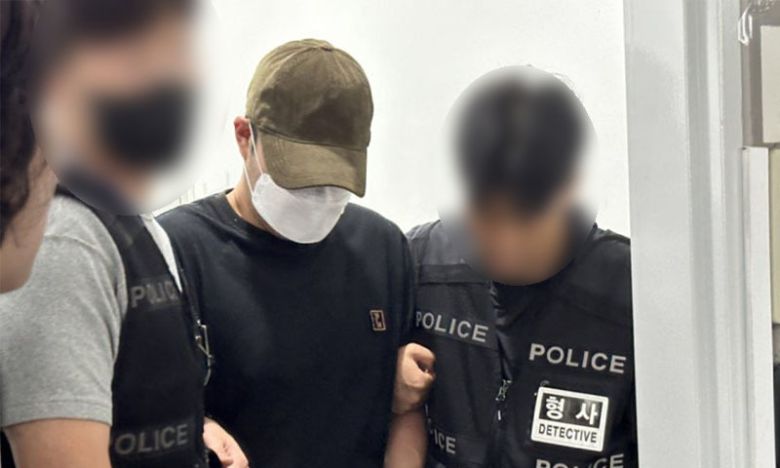 지난 6일 대전 서구 둔산동 둔산경찰서에서 전 연인을 살해하고 도주한 혐의를 받는 20대 남성이 대전지법에서 구속 전 피의자 심문(영장실질심사)을 받기 위해 이동하고 있다. 뉴시스