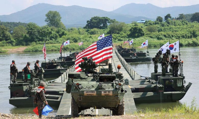 지난 27일 경기 여주시 남한강 일대에서 한국 육군 7공병여단과 미 육군 2사단(한미연합사단) 장병들이 UFS의 일환으로 연합 도하 훈련을 하고 있다. 뉴시스
