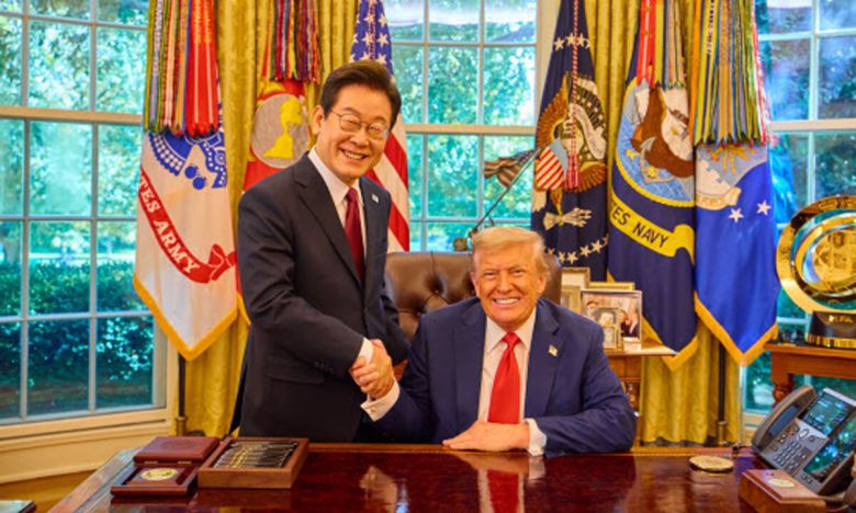 이재명 대통령이 지난 25일(현지 시간) 미국 워싱턴DC 백악관에서 열린 한미 정상회담을 마치고 도널드 트럼프 미국 대통령과 악수를 하고 있다. 공동취재