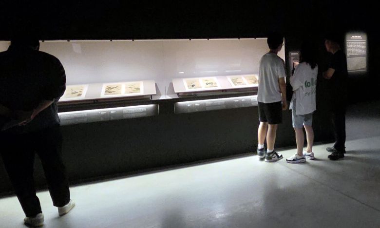 대구 간송미술관에서 전시품을 보는 관람객들.