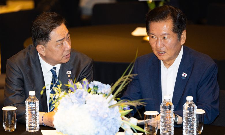 김병기 더불어민주당 원내대표(왼쪽), 정청래 당대표. 뉴스1