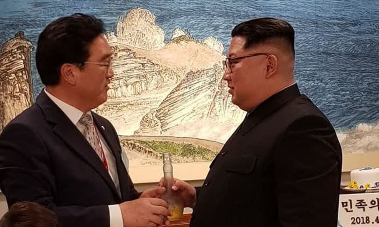 2018년 4월27일 판문점에서 열린 남북정상회담 만찬에서 당시 더불어민주당 우원식 원내대표와 김정은 북한 국무위원장이 대화를 나누고 있다. 우원식 국회의장 SNS 갈무리