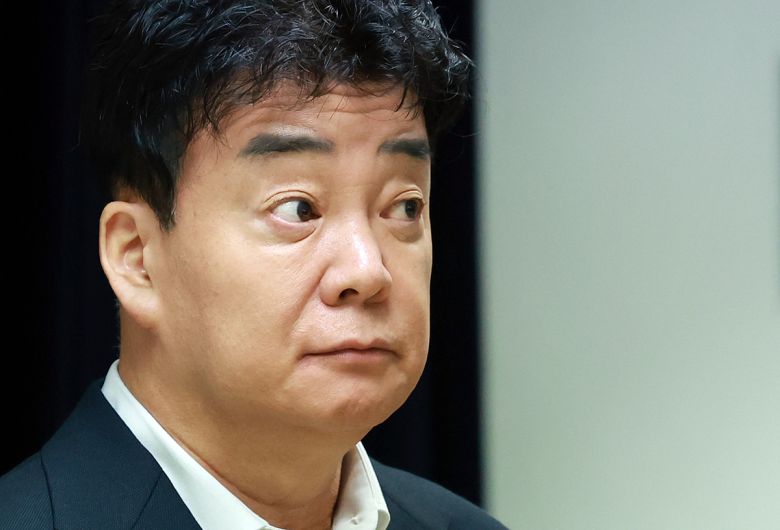 백종원 더본코리아 대표가 지난 3월28일 서울 서초구 스페이스쉐어 강남역센터에서 열린 정기 주주총회에서 취재진 질문을 듣고 있다. 뉴스1