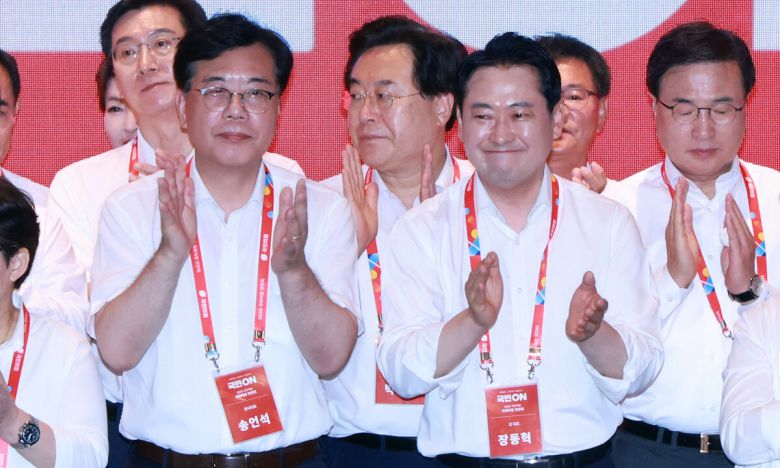 국민의힘 장동혁 대표(앞줄 오른쪽)와 송언석 원내대표(〃 왼쪽)가 지난 29일 인천 중구 인천국제공항공사 항공교육원에서 열린 ‘2025 국민의힘 국회의원 연찬회’에서 결의문 발표를 마친 뒤 손뼉을 치고 있다. 인천=뉴시스