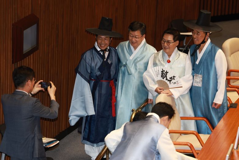 한복을 입은 더불어민주당 박지원 등 의원들과 윤종오 진보당 원내대표가 1일 서울 여의도 국회에서 열린 제429회 국회(정기회) 제1차 본회의에서 시작 전 기념촬영을 하고 있다. 뉴시스