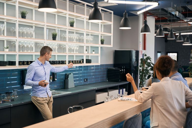 한 회사에서 수면 건강을 오후 4시 이후 탕비실 커피머신 이용을 금지해 직장인들이 갑론을박하고 있다. 사진은 기사 내용과 관련 없음. 게티이미지뱅크