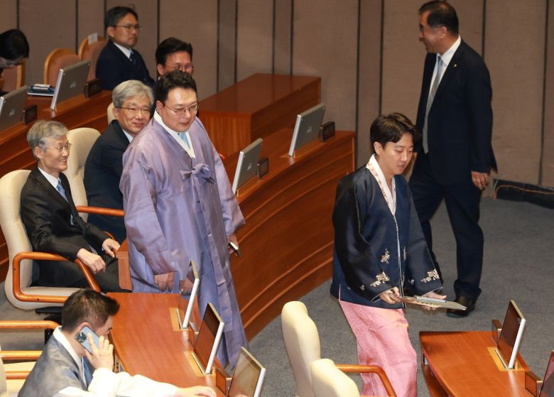 한복을 입은 개혁신당 이준석 대표(오른쪽)와 천하람 원내대표가 1일 서울 여의도 국회에서 열린 제429회 국회(정기회) 제1차 본회의에 출석하고 있다. 뉴시스