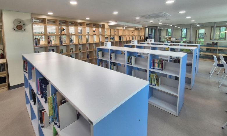 강서도서관 가양관 로비에 위치한 ‘새싹책뜰’에 아동도서들이 꽂혀 있다. 차승윤 기자