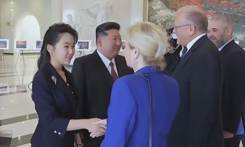 김정은 북한 국무위원장이 6월 29일 당 중앙위원회 본부 청사에서 올가 류비모바 러시아 문화부 장관을 접견하고 공연을 관람했다고 조선중앙TV가 30일 보도했다. 사진은 공연 관람에 앞서 김 위원장의 딸 주애가 러시아 문화부 장관과 악수하는 모습. 뉴시스=조선중앙TV 캡처