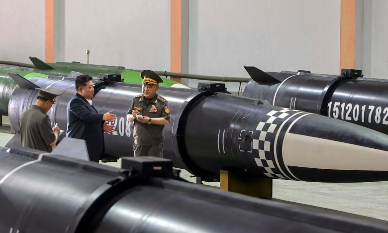 김정은 북한 국무위원장(왼쪽)이 지난달 31일 문을 연 군수기업소를 찾아 새로운 미사일 생산라인 등을 돌아보며 관계자들에게 미사일 생산능력 등에 대해 지시를 하고 있다. 조선중앙통신·연합뉴스