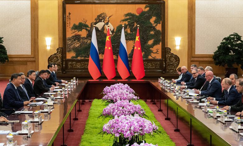 블라디미르 푸틴(오른쪽) 러시아 대통령과 시진핑 중국 국가주석이 2일(현지 시간) 중국 베이징 인민대회당에서 정상 회담을 하고 있다. AP연합뉴스