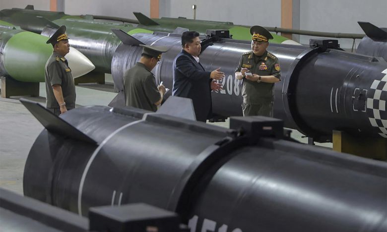 북한 당국이 1일 공개한 사진에 김정은 북한 국무위원장이 지난 8월 31일 북한의 장소가 밝혀지지 않은 신형 무기 공장을 현지 지도하고 있다. 뉴시스