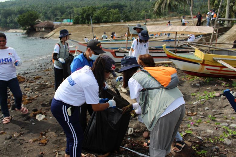 ‘경기청년 기후특사단’이 필리핀에서 봉사활동을 하고 있다. 경기도 제공