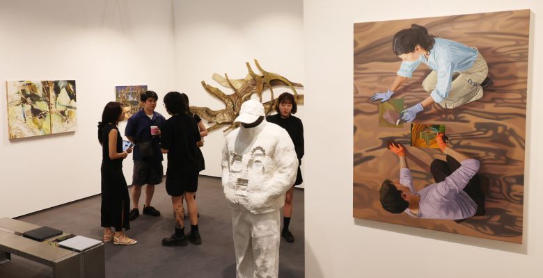 3일 서울 강남구 코엑스에서 열린 글로벌 아트페어 '프리즈 서울 2025' 전시를 찾은 관람객들이 전시장을 둘러보고 있다. 올해로 4회째를 맞는 프리즈 서울은 30여 개국 120개 이상의 갤러리가 참가해 아시아 미술 시장의 허브로서 입지를 다진다.