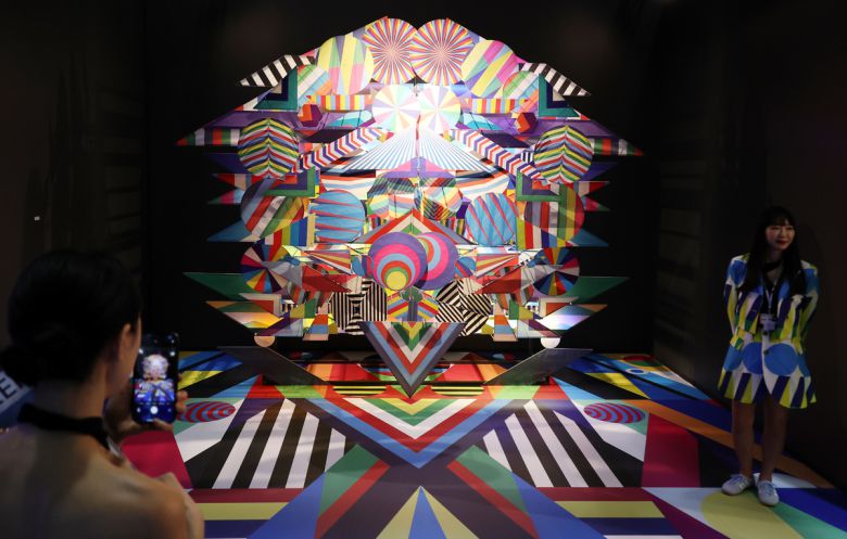 3일 서울 강남구 코엑스에서 열린 글로벌 아트페어 '프리즈 서울 2025' 전시를 찾은 관람객들이 전시장을 둘러보고 있다. 올해로 4회째를 맞는 프리즈 서울은 30여 개국 120개 이상의 갤러리가 참가해 아시아 미술 시장의 허브로서 입지를 다진다.