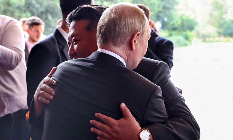 정상회담 마친 뒤 ‘포옹’ 김정은 북한 국무위원장과 블라디미르 푸틴 러시아 대통령이 3일 중국 베이징 댜오위타이 국빈관에서 열린 북·러 정상회담을 끝낸 뒤 포옹하며 인사를 나누고 있다. 베이징=타스연합뉴스