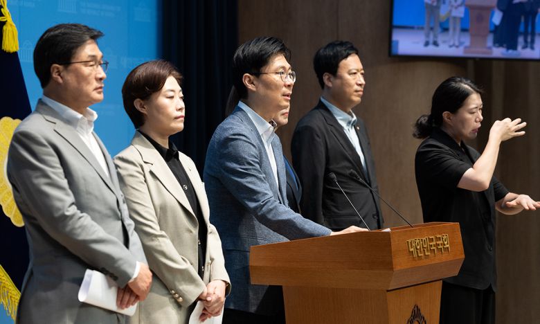 조정훈 국회 교육위원회 야당 간사를 비롯한 국민의힘 위원들이 3일 서울 여의도 국회에서 최교진 사회부총리 겸 교육부 장관 후보자 사퇴를 촉구하고 있다. 뉴스1