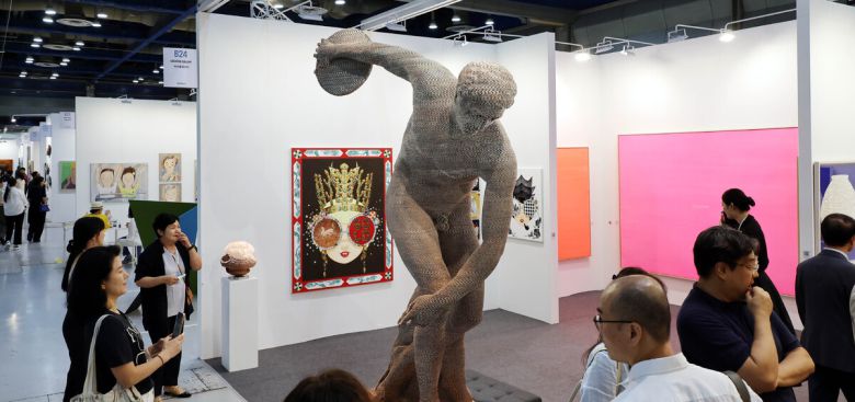 3일 서울 강남구 코엑스에서 열린 국내최대 아트페어 '키아프 서울(Kiaf SEOUL)'을 찾은 관람객들이 전시 작품을 둘러보고 있다.