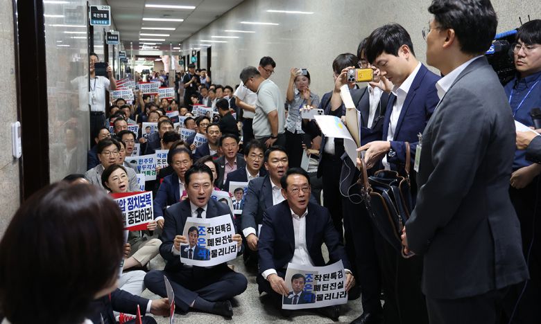 “못 들어간다” 국민의힘 장동혁 대표(앞줄 왼쪽)와 당 소속 의원들이 3일 서울 여의도 국회 본청 국민의힘 원내대표실 앞 복도에 앉아 12·3 비상계엄 내란 의혹 등에 대한 수사를 진행하고 있는 조은석 특검팀의 압수수색 시도를 규탄하는 피켓 시위를 벌이고 있다. 허정호 선임기자