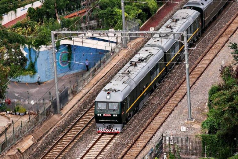 2일 오후 김정은 국무위원장을 태운 전용열차가 베이징으로 들어오고 있다. 로이터 연합뉴스