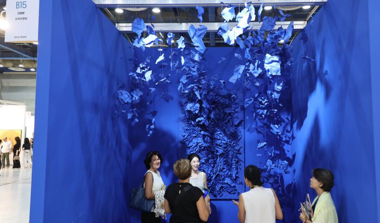 3일 서울 강남구 코엑스에서 열린 국내최대 아트페어 '키아프 서울(Kiaf SEOUL)'을 찾은 관람객들이 전시 작품을 둘러보고 있다.