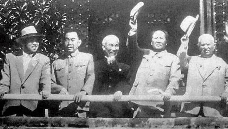 66년 전 김일성은 마오쩌둥 옆 세번째 북한·중국·러시아 지도자가 66년 만에 중국 베이징 톈안먼 망루에 올랐다. 사진은 1959년 김일성 북한 국가주석(왼쪽부터), 저우언라이 중국 국무원 총리, 호찌민 초대 베트남 국가주석, 마오쩌둥 중국 국가주석, 니키타 흐루쇼프 소련공산당 서기장이 망루에 서서 중국 건국 10주년 열병식을 보는 모습. X캡처