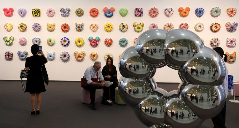 3일 서울 강남구 코엑스에서 열린 글로벌 아트페어 '프리즈 서울 2025' 전시를 찾은 관람객들이 전시장을 둘러보고 있다. 올해로 4회째를 맞는 프리즈 서울은 30여 개국 120개 이상의 갤러리가 참가해 아시아 미술 시장의 허브로서 입지를 다진다.