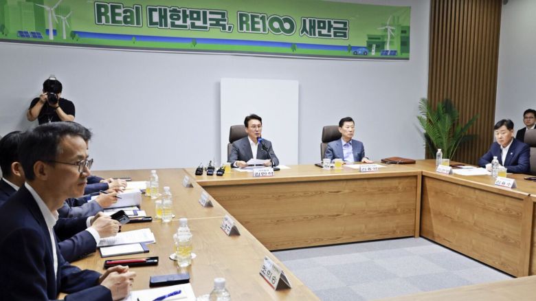 김민석(왼쪽) 국무총리가 3일 새만금개발청을 찾아 모두발언을 하고 있다. 전북도 제공