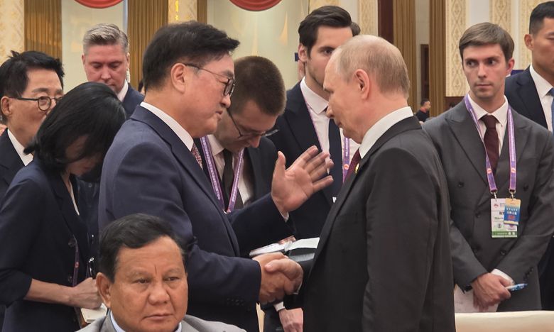 우원식 국회의장이 3일 중국 베이징에서 열린 제80주년 중국 전승절 열병식 및 환영 리셉션에서 블라디미르 푸틴 러시아 대통령과 대화하고 있다. 국회의장실 제공