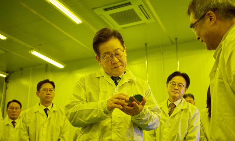 제품 살펴보는 李 이재명 대통령이 3일 경기 안산의 새솔다이아몬드공업에서 진행한 현장 방문에서 제품 공정을 살펴보고 있다. 대통령실 제공