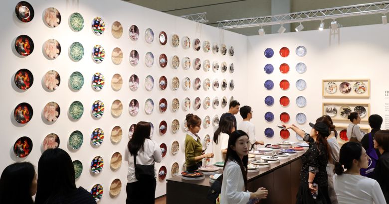 3일 서울 강남구 코엑스에서 열린 글로벌 아트페어 '프리즈 서울 2025' 전시를 찾은 관람객들이 전시장을 둘러보고 있다. 올해로 4회째를 맞는 프리즈 서울은 30여 개국 120개 이상의 갤러리가 참가해 아시아 미술 시장의 허브로서 입지를 다진다.