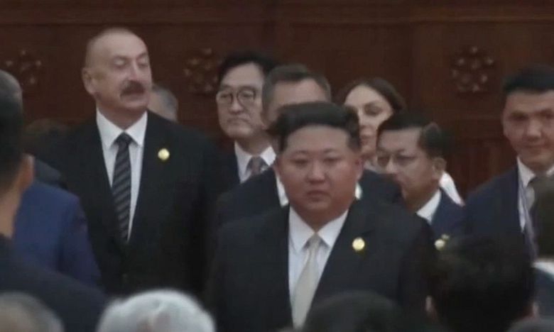 중국 전승절 기념행사 참석을 위해 베이징을 방문 중인 우원식 국회의장이 3일(현지시간) 북한 김정은 국무위원장과 만나 악수하며 짧게 대화를 나눴다. 사진은 이날 리셉션 장소로 추정되는 곳에서의 우원식 국회의장과 김정은 국무위원장의 모습. 연합뉴스TV 제공