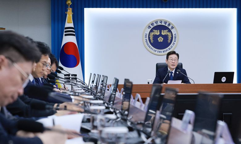 이재명 대통령이 4일 서울 용산 대통령실 청사에서 열린 9차 수석·보좌관 회의를 주재하고 있다. 대통령실통신사진기자단