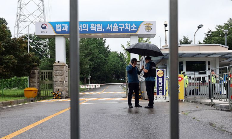 경기도 의왕시 서울구치소 앞에서 경찰이 대기하고 있다. 연합뉴스