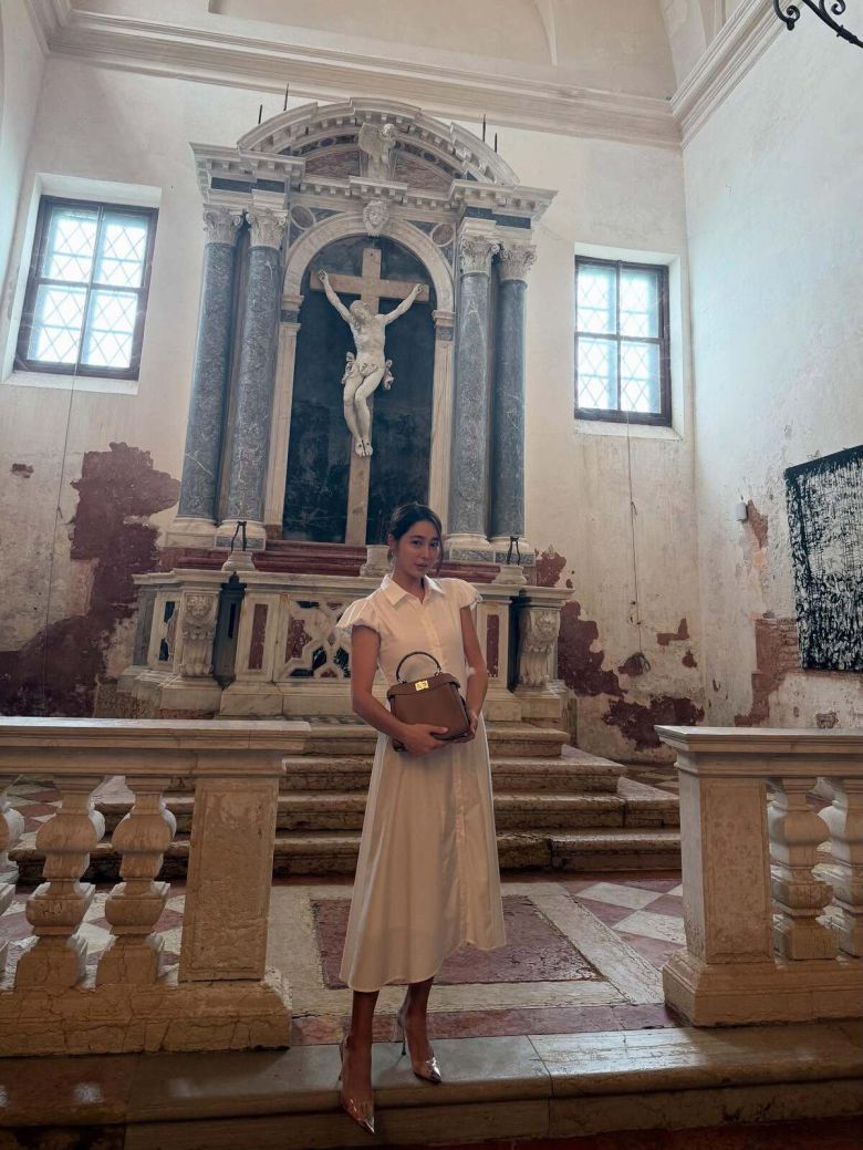 십자가 앞에서 사진을 찍은 이민정. 이민정 SNS 캡처