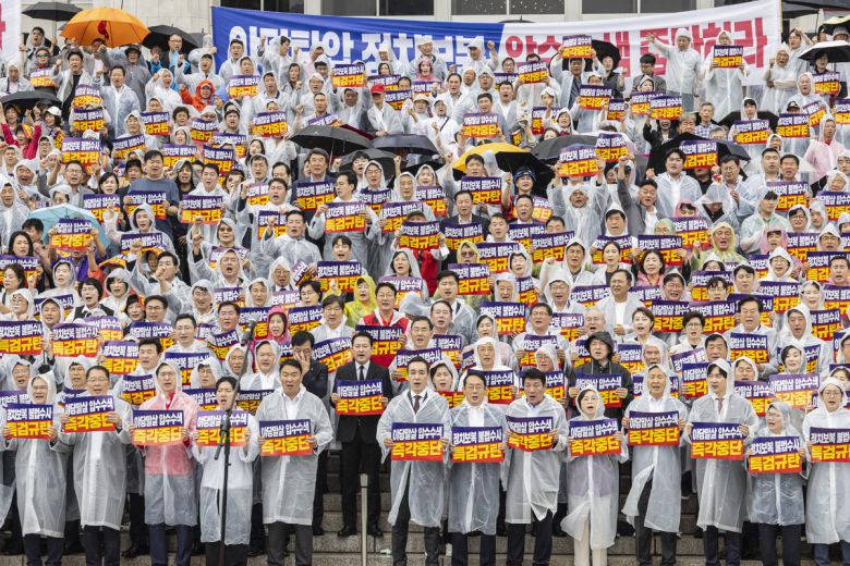 국민의힘 장동혁 대표를 비롯한 소속 의원과 당원들이 4일 국회 본청 계단에서 열린 야당말살 정치탄압 특검수사 규탄대회에 참석해 구호를 외치고 있다. 연합뉴스