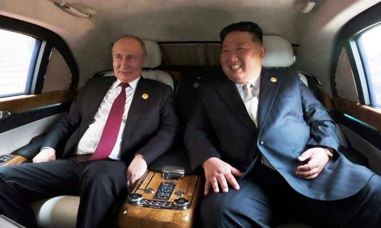 화기애애 3일 중국 베이징에서 만난 블라디미르 푸틴 러시아 대통령(왼쪽)과 김정은 북한 국무위원장이 푸틴 대통령의 아우루스 리무진에서 이야기를 나누고 있다. 베이징=노동신문·연합뉴스