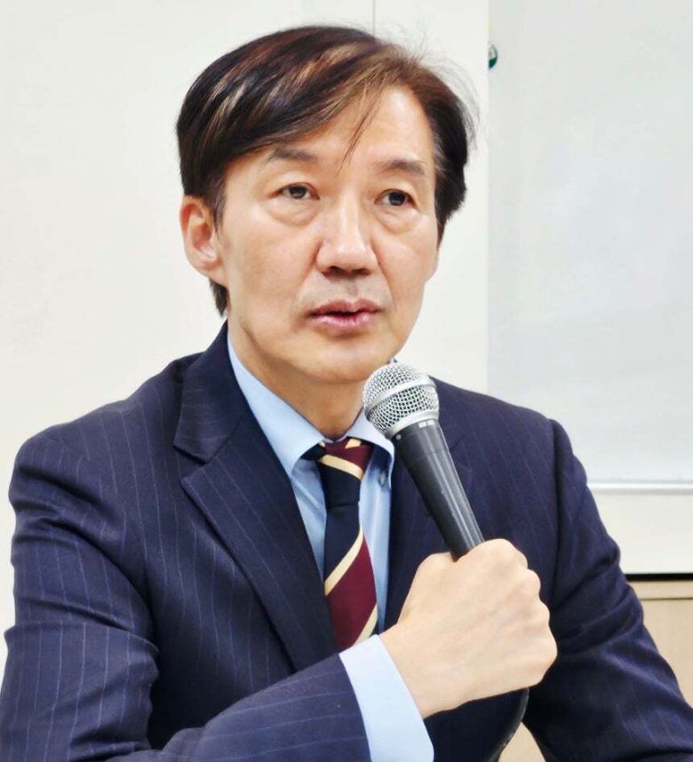 조국 조국혁신당 혁신정책연구원장이 3일 오후 대구 수성구 사회적 협동조합 '지식과 세상'에서 기자들과 만나 질의답변을 하고 있다. 뉴스1