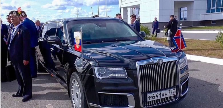 김정은 북한 국무위원장이 2023년 러시아 아무르주의 보스토치니 우주기지를 방문했을 때 푸틴 대통령의 전용차에 함께 승차해 담화를 나누었던 아우루스. 조선중앙TV 화면