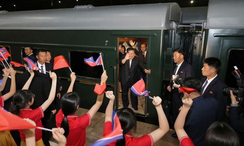 전승절 80주년 열병식 참석을 위해 중국을 방문한 김정은 북한 국무위원장이 4일 오후 시진핑 중국 국가주석과 양자회담 후 전용열차로 베이징을 출발했다고 조선중앙통신이 5일 보도했다. 평양 조선중앙통신=연합뉴스