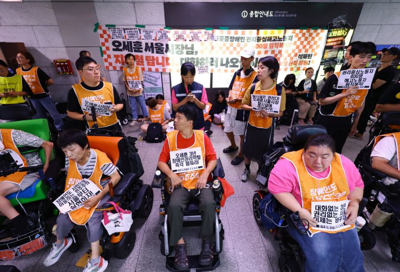 전국장애인차별철폐연대 회원들이 2일 오후 서울 중구 서울 지하철 1호선 시청역 승강장에서 '오세훈 서울시장님 지하철탑니다, 대화합시다' 지하철행동을 하고 있다. 뉴시스