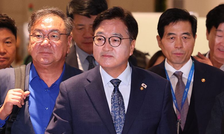 중국 순방을 마친 우원식 국회의장이 5일 인천국제공항을 통해 귀국하고 있다. 연합뉴스