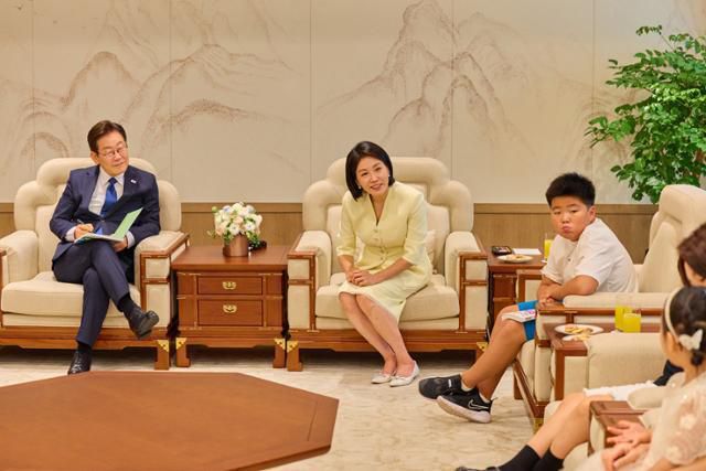 이재명 대통령과 김혜경 여사가 4일 서울 용산 대통령실 청사에서 어린이 초청 행사에 참석한 어린이들과 대화하고 있다. 대통령실 제공
