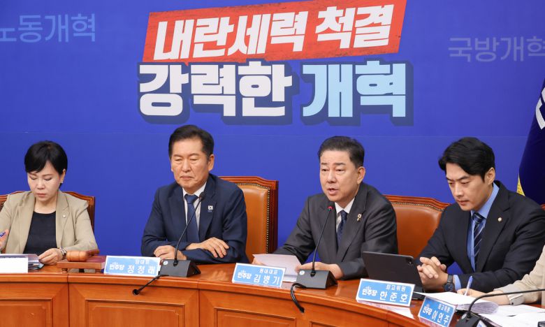 더불어민주당 김병기 원내대표가 5일 서울 여의도 국회에서 열린 최고위원회 회의에서 발언하고 있다. 연합뉴스