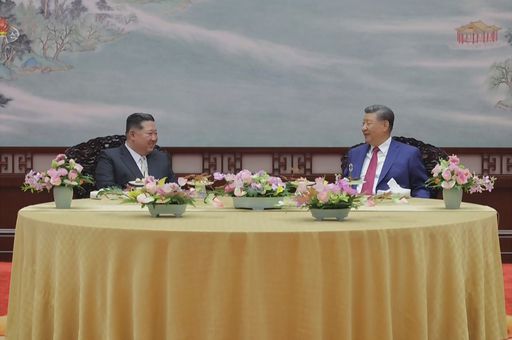 북한 조선중앙TV는 지난 4일 김정은 국무위원장이 중국 베이징 인민대회당에서 시진핑 중국 국가주석과 '북중 정상회담'을 했다고 5일 보도했다. 김 위원장과 시 주석은 정상회담 후 소규모 다과회와 만찬을 한 것으로 알려졌다. 조선중앙TV 캡처