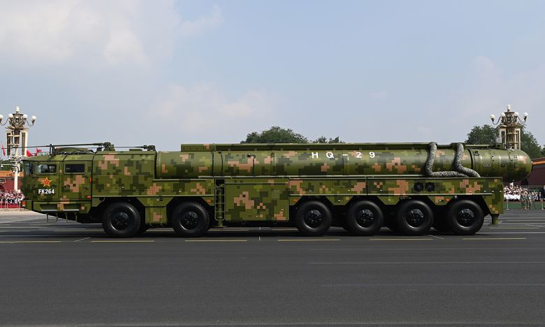 중국의 HQ-29 지대공미사일이 지난 3일 베이징 텐안먼 광장에서 열린 제2차 세계대전 승전 80주년 열병식에서 행진을 하고 있다. 신화·연합뉴스