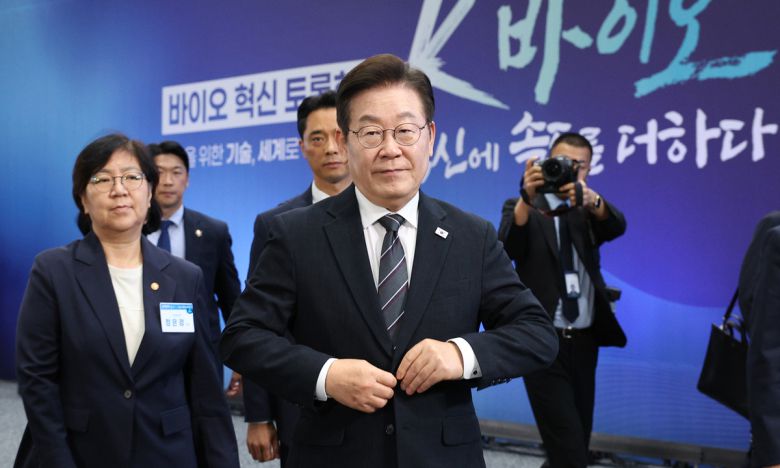 이재명 대통령이 5일 인천 송도 컨벤시아에서 열린 바이오 혁신 토론회를 마치고 이동하고 있다. 대통령실사진기자단