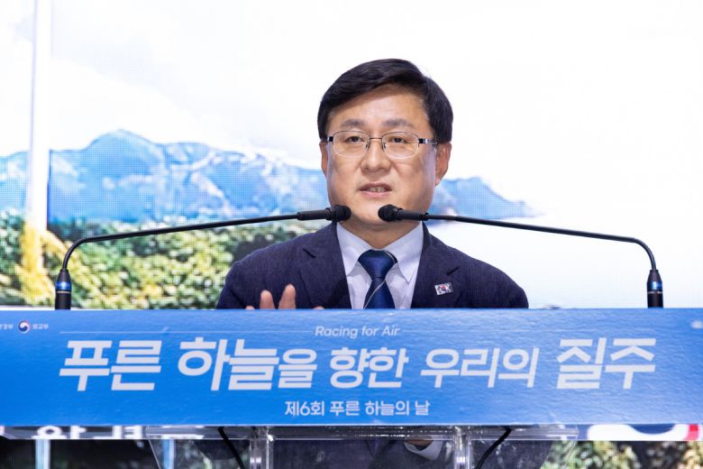 김성환 환경부 장관이 4일 경기도 고양시 일산 킨텍스에서 열린 제6회 푸른 하늘의 날 정부 기념식에 참석해 기념사를 하고 있다.    환경부 제공