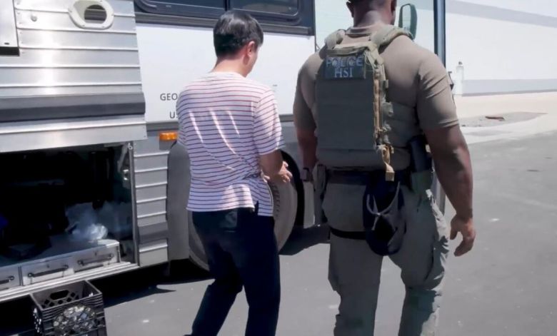 미국 이민당국이 공개한 현대차-LG엔솔 이민단속 모습. 한국인 추정 현장 근로자가 결박당한 채 연행되고 있다. ICE 영상 캡처