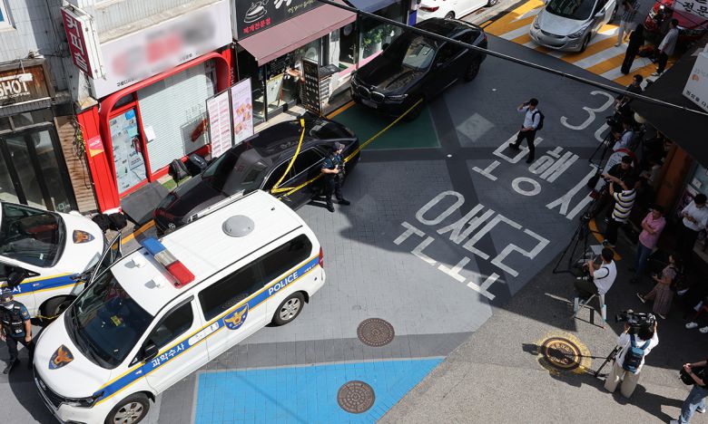지난 3일 서울 관악구 신림동 한 상점에서 칼부림 사건이 발생, 경찰이 현장을 통제하고 있다. 연합뉴스
